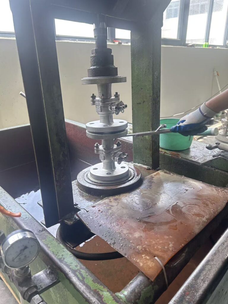 Ball valve clamped in the API 598 hydraulic test press