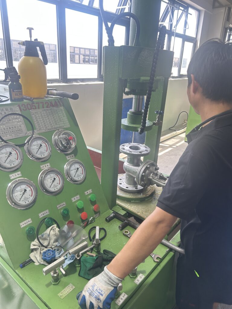 Gate valve on the hydraulic test bench at the BAUTU plant